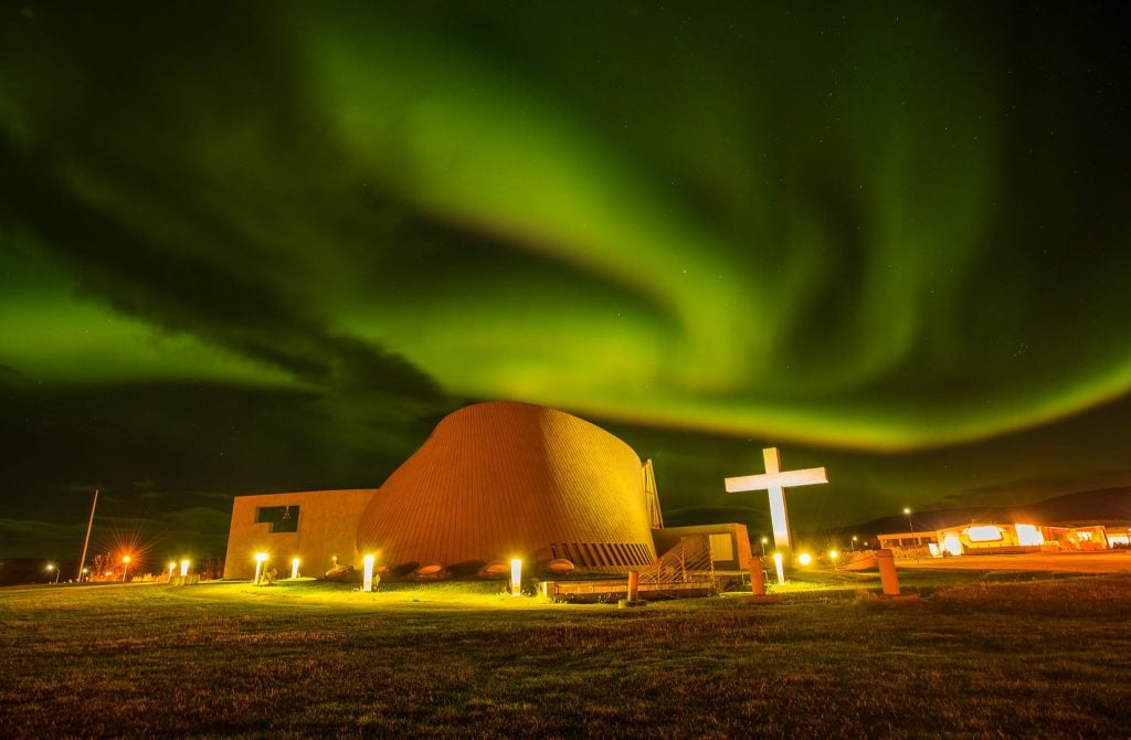 Blönduós église sous les aurores boréales