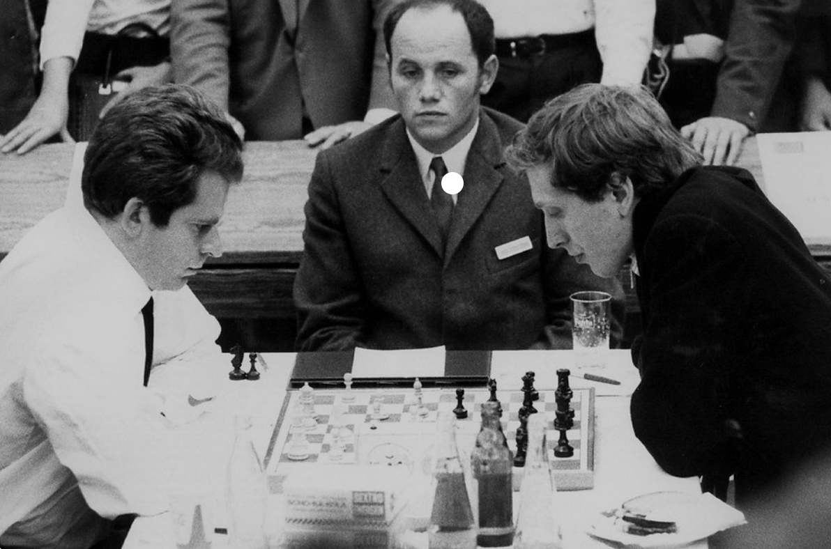 Bobby Fischer og Boris Spassky eigast við í Laugardalshöll