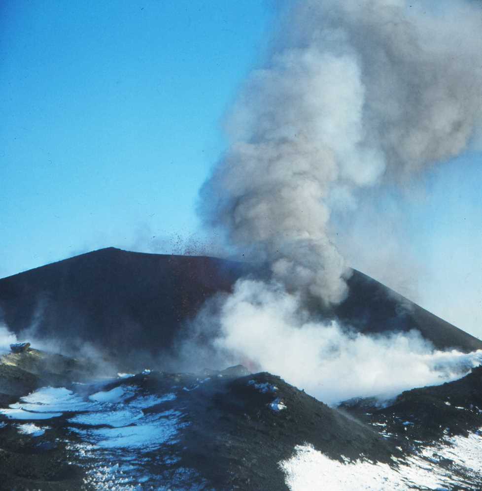 166,IS,Heimaey, Blick vom West-Kraterrand nach E, 23.2.73