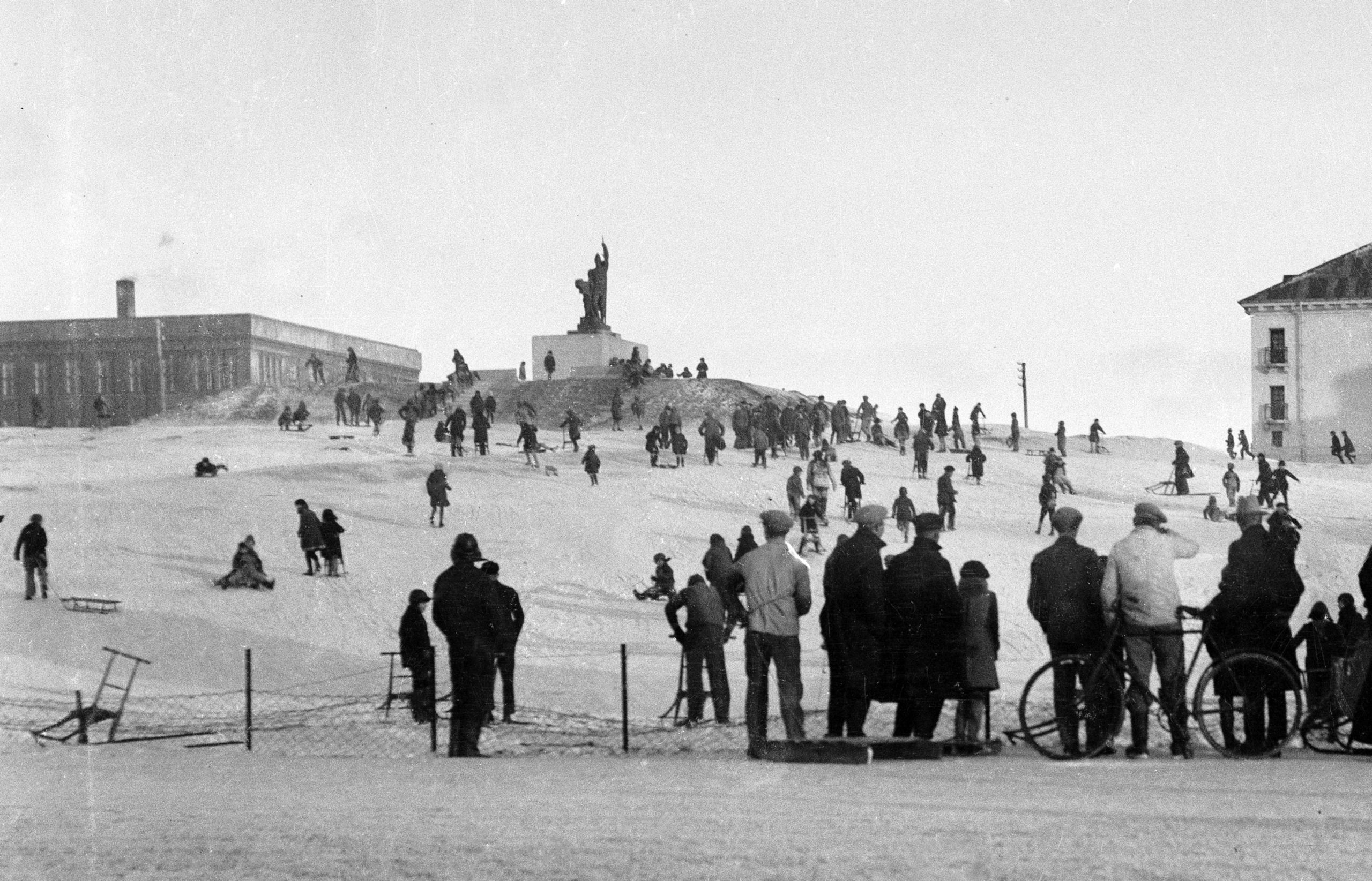 Styttan af landnámsmanninum Ingólfi Arnarsyni eftir Einar Jónsson myndhöggvara var reist á Arnahóli af Iðnaðarmannafélagi Reykjavíkur árið 1924. 