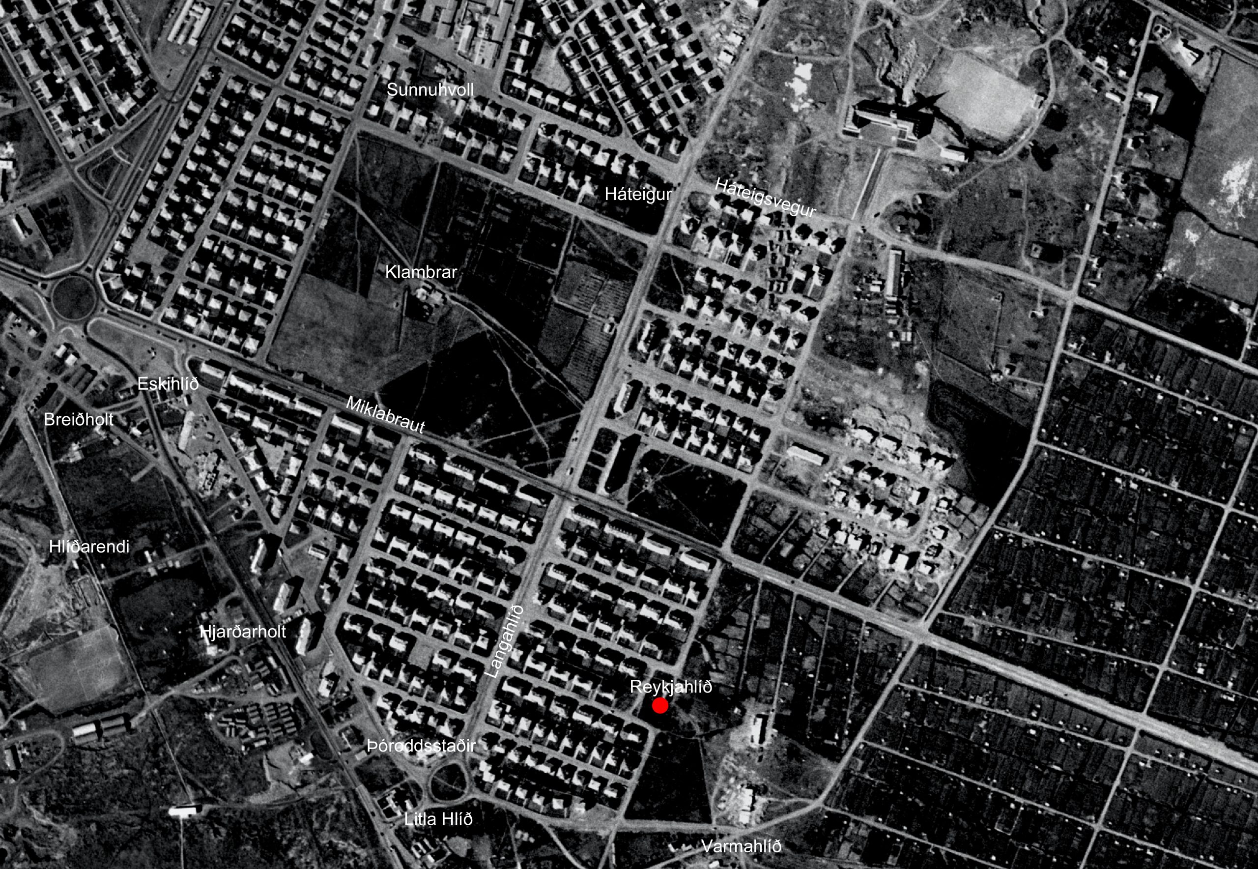 Aerial photograph from 1954. Here we can see some of the farms built in the area in the early 20th century.