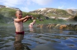 Drengur í Strútslaug í ferð með Wanderlust